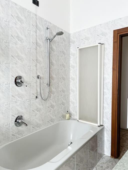 Apartamento Airport+train Station+center Cozy City Loft *